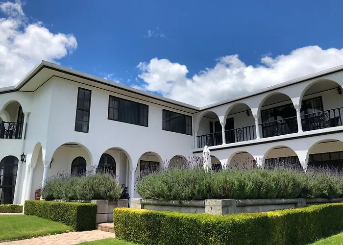 Airport Hotel: The Pillars Retreat